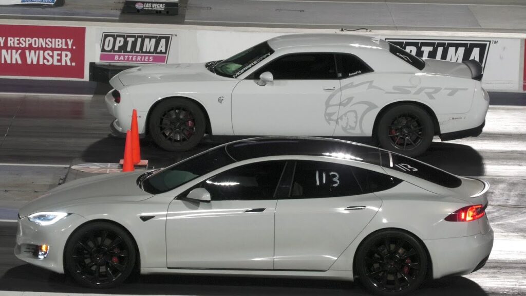 Tesla Model S vs Hellcat - Drag Racing