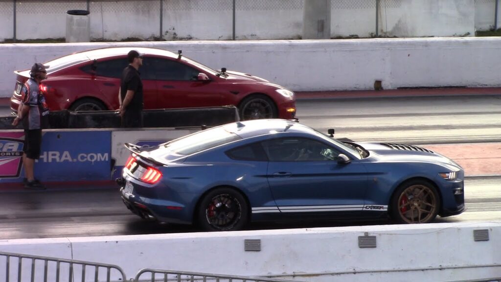 Epic Showdown: Tesla Plaid Model S vs 1,000HP Shelby GT500 Mustang in 1/4 Mile Drag Race
