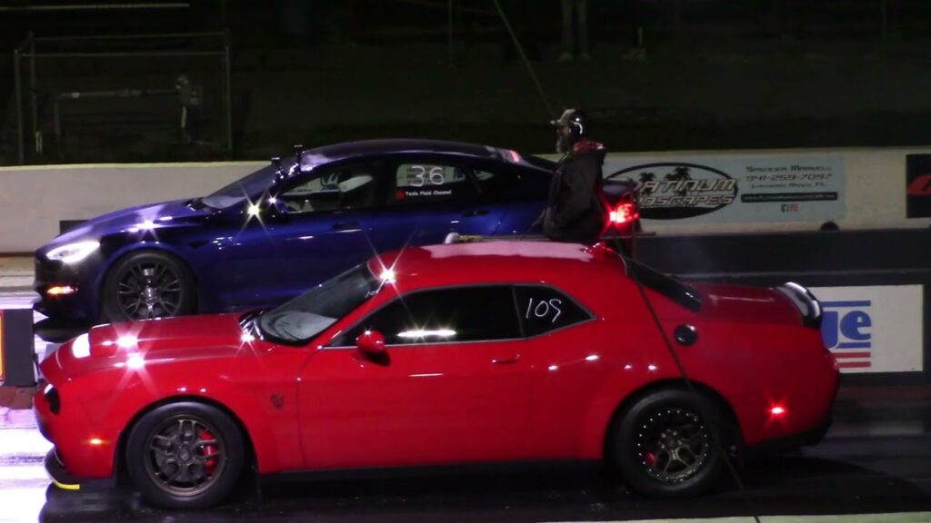 Tesla Plaid Model S vs Hellcat Charger Drag Race