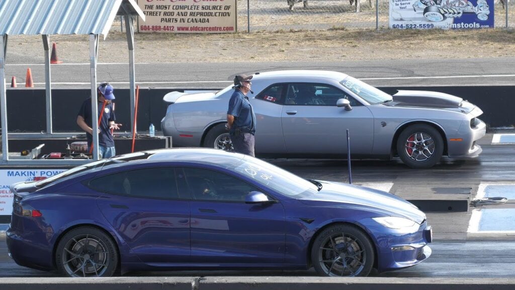 Tesla Plaid vs Hellcat- Drag Racing
